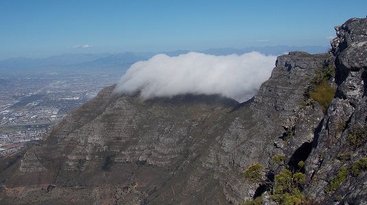 photo msiafricaroadtrip.com au sommet de la Table Mountain au nord  -Devil Peak- est couronné de nuages. Afrique du Sud.