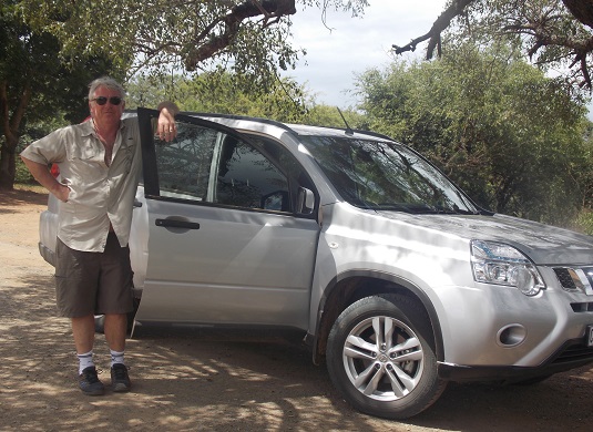 phot voiture toyota avenza Parc imfolosi 2014Lorsque nous sommes en Afrique du Sud, nous louons toujours une voiture standard genre : "Toyota corola" pour effectuer toutes les routes de l' Afrique du Sud. Pour les parcs une standard également, mais à haut chassie. Genre : "Toyota Avanza" cela suffit largement pour les pistes et l'avantage c'est la visibilité. Vous êtes un peu plus en hauteur, c'est mieux pour repérer et observer les animaux.