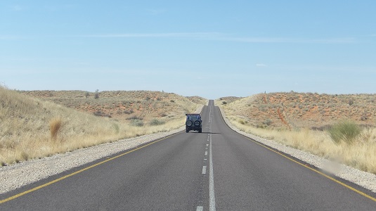 photo Toyota Land Cruiser 4x4 Crus. Sur route goudronné en direction du KTP Afrique du sud   -Kgalagadi Transfrontier Park-  Afrique du sud. En destination la Namibie.