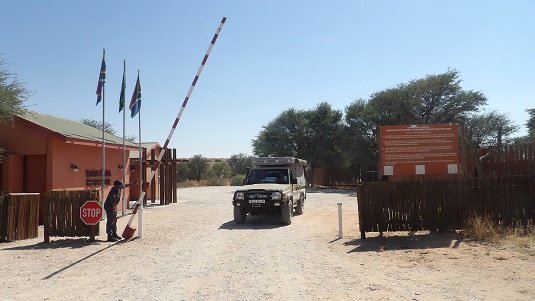 Poto msiafricaroadtrip.com Toyota Landcruiser Bushcamper. Mata-Mata passage de la frontière à destination de la Namibie. Direction ensuite Mariental.