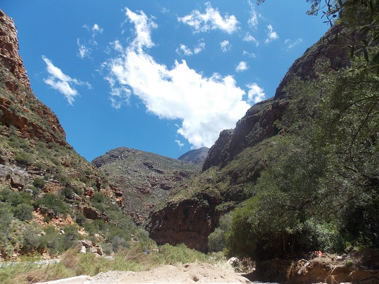 La route menant à Oudtshoorn dans le little Karoo laquelle se situe au sud du Grand Karoo. afrisque du sud