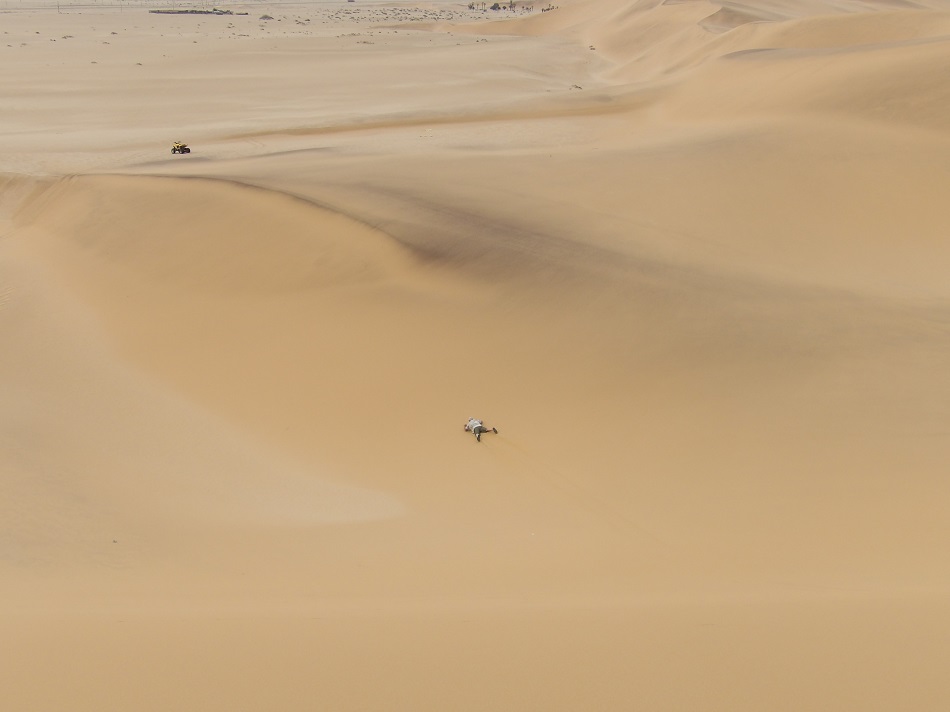 photo :  msiafricaroadtrip.com JP descente d'une dune en luge arrivée au bas de la dune Namibie
