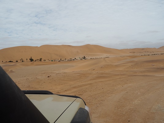 photo :  msiafricaroadtrip.com notre 4x4 face à la dune  7 Namibie