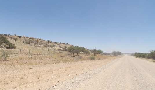 photo msiafricaroadtrip.com piste sables et graviers dans le Kalahari menant à Bagatelle Mariental Namibie.Respecter les limitations de vitesse et attention au projection de gravier sur votre pare-brise. 323 km (4h20) suivre la C15/C23/C20/D1268 jusqu'à Bagatelle Game Ranch