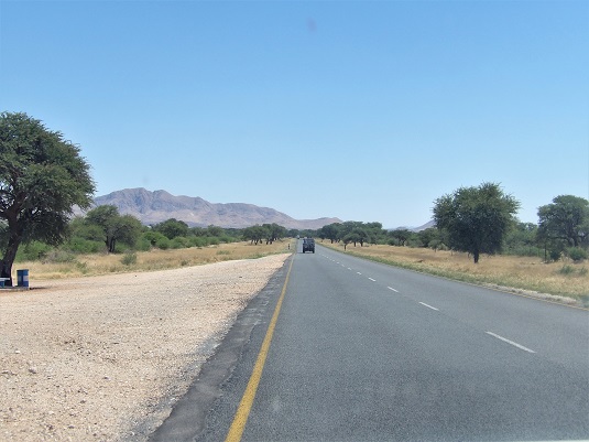 Une très belle route goudronnée en suivant la B1 jusqu'au Parc National d'Etosha. En Namibie 685 km (6h30)