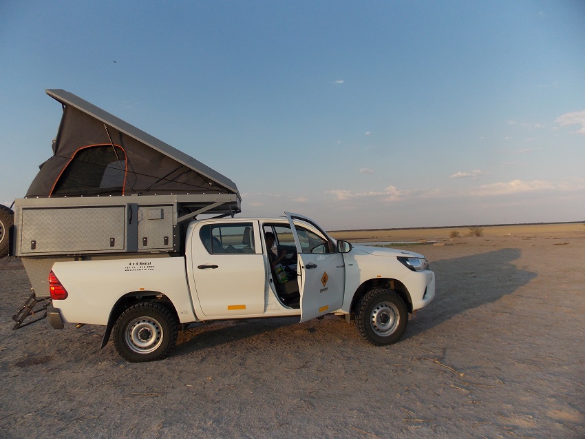 Toyota 4X4 bushcamper sur le Piper's Pan CKGR Botswana.  msiafricaroadtrip.com