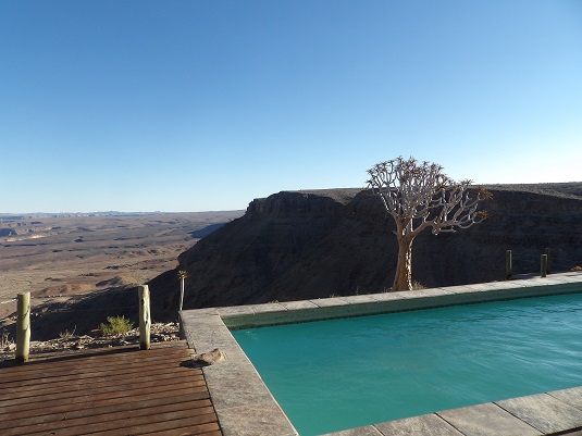 Piscine en bordure du canyon. Lodge Fihs river NAMIBIE