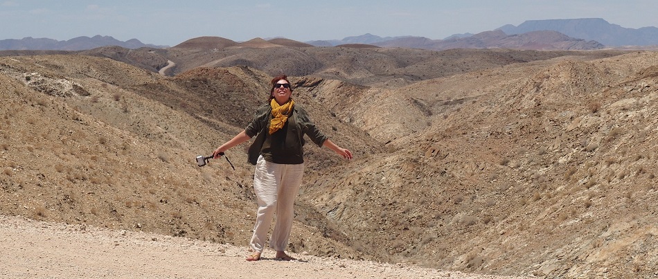 photo :  msiafricaroadtrip.com Msi en arrière plan Kuibseb canyon Namibie