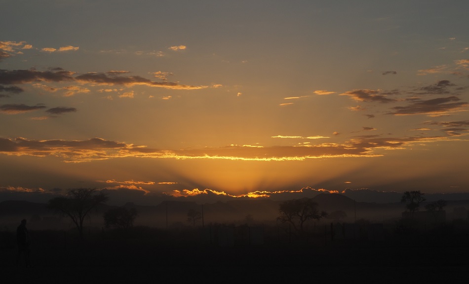 Photo msiafricaroadtrip.com du lever du soleil sur le désert en attendant que la porte s'ouvre vers les dunes rouges de Sossuslvei