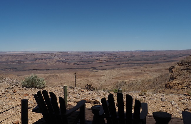 LODGE 
FISH RIVER LODGE NAMIBIE. La vue de la terrasse de notre bungalow est fabuleuse !!! Les bungalows sont construit en bordure du canyon.