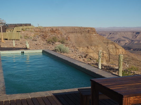 Piscine en bordure du canyon. Lodge Fihs river NAMIBIE